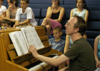 Harlow Playhouse. Oliver Design - Malvern Hostick Copyright ©. Rehearsal. Chris Redman.