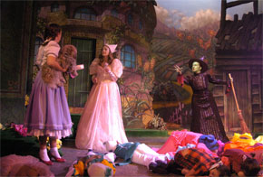 Harlow Playhouse. Designer Malvern Hostick. Wizard of Oz.